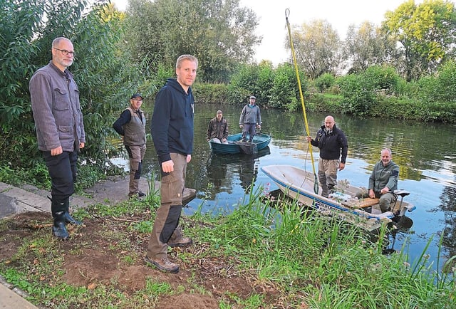 Angler in um Fischteich