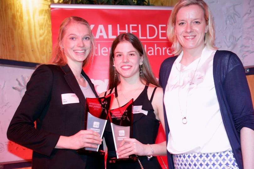 Bei der letzten Sportlerwahl im Jahr 2019 schnappte sich die hoch begabte Volleyballerin Nikola Schmidt (Mitte) den Titel Juniorsportlerin des Jahres. Neben ihr posieren Andrea Berg (r.), langjährige Kapitänin des USC Münster, und Linda Bock, Münsters Sportlerin des Jahres. Wer sichert sich den Titel für das Jahr 2021? Eine Übersicht über die Kandidatinnen und Kandidaten bei den Junioren.