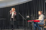 Jennifer Sünderkamp berührt das Publikum mit ihren deutschsprachigen Liedern.