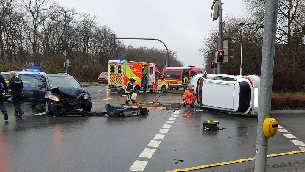 Oerlinghausen: Schwerer Unfall an Kreuzung – Auto kippt auf die Seite