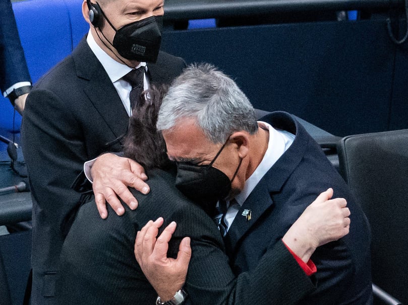 Mickey Levy (rechts), Parlamentspräsident von Israel, umarmt im Bundestag die Holocaust-Überlebende Inge Auerbacher.