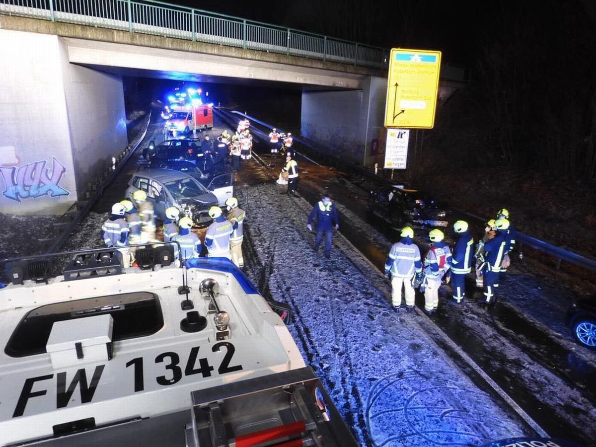 B64/Paderborn: Karambolage Mit Mehreren Verletzten Löst Sperrung Aus