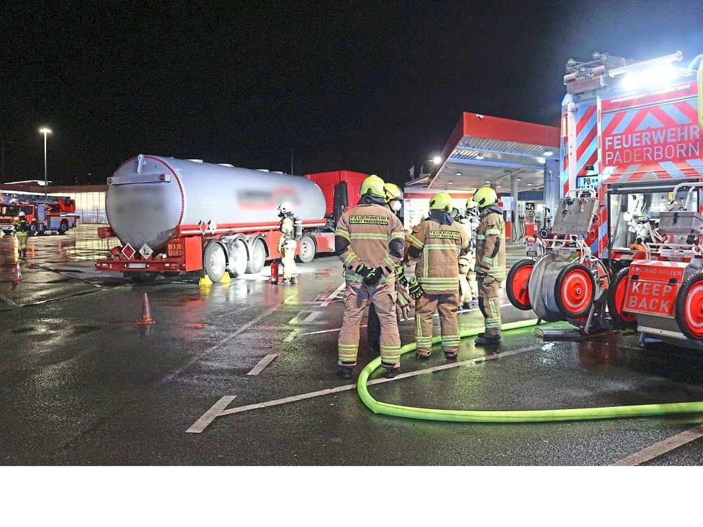 Tanklastzug brennt an einer Tankstelle