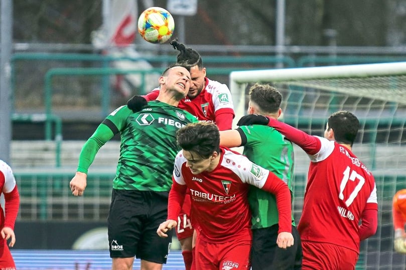 Reger Betrieb vor dem Gäste-Tor: Münsters Alexander Langlitz im Kopfball-Duell mit Mohamad Redjeb.