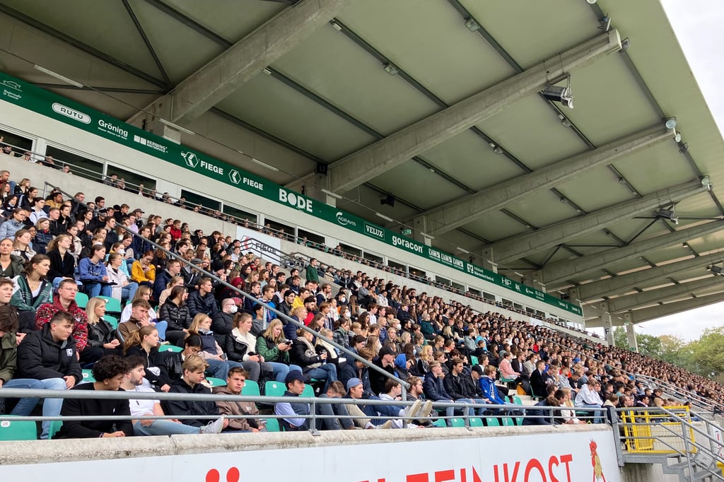 Uni begrüßt mehrere Tausend Erstsemester im Preußenstadion