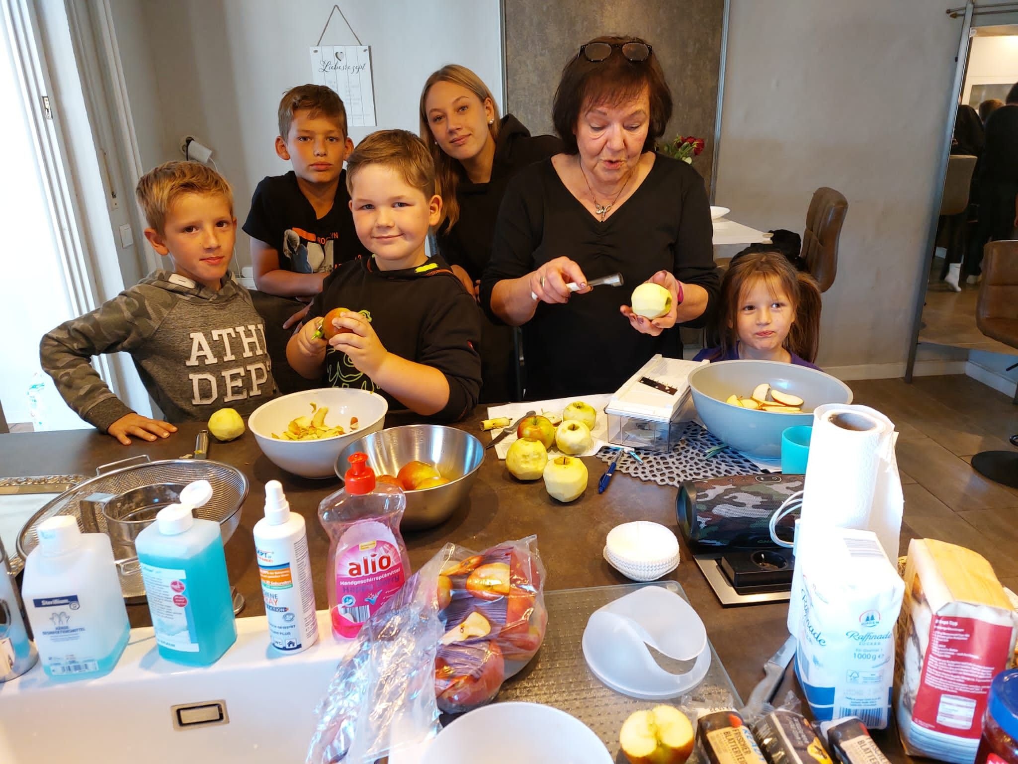Holsener Kinder kredenzen Senioren selbstgemachten Apfelkuchen