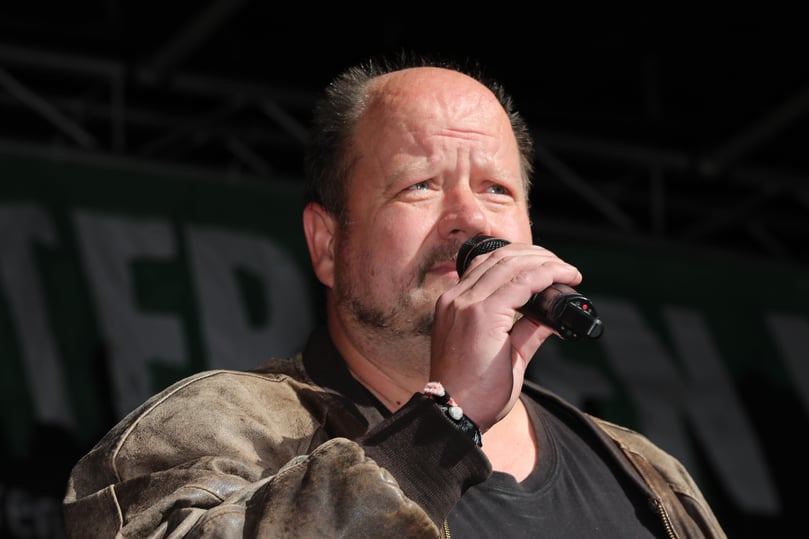 Carsten Peters vom Bündnis "Keinen Meter den Nazis" sprach auf der Bühne der Gegendemonstration.