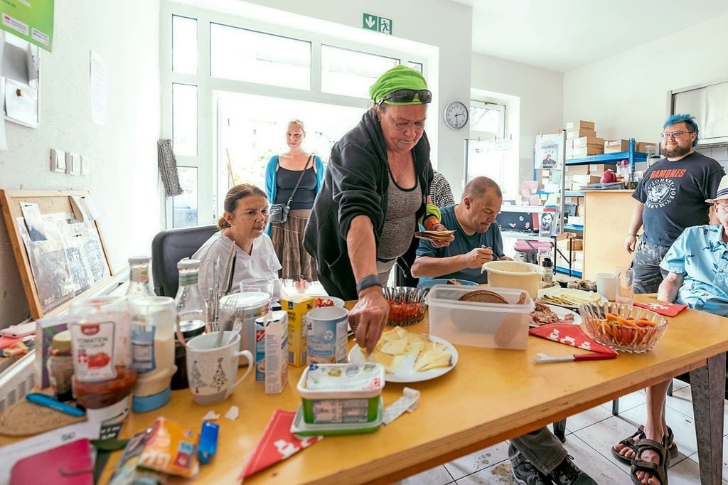 Die Obdachlosigkeit im Nacken