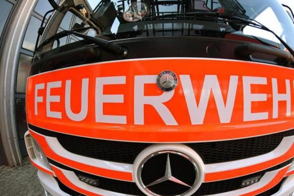 Brennendes Auto auf dem Autobahnzubringer