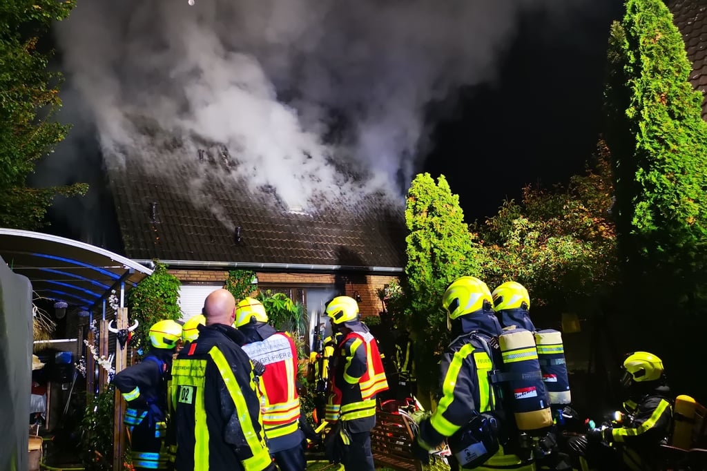 Kellerbrand in Wohnhaus dehnt sich bis zum Dachgeschoss aus