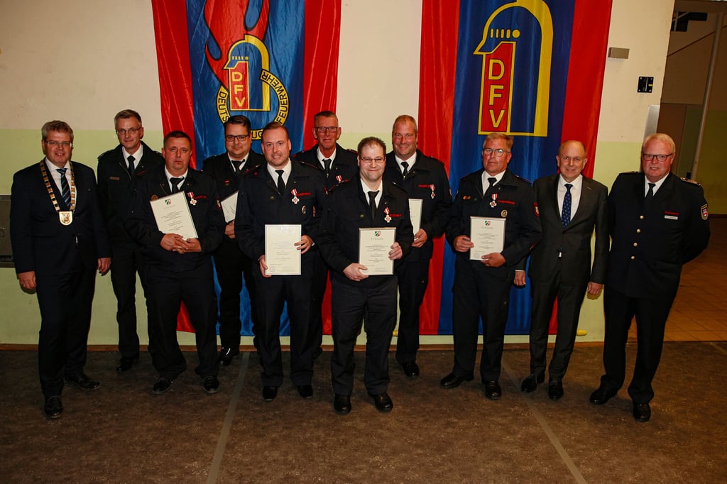 Feuerwehr Borchen wächst in allen Abteilungen