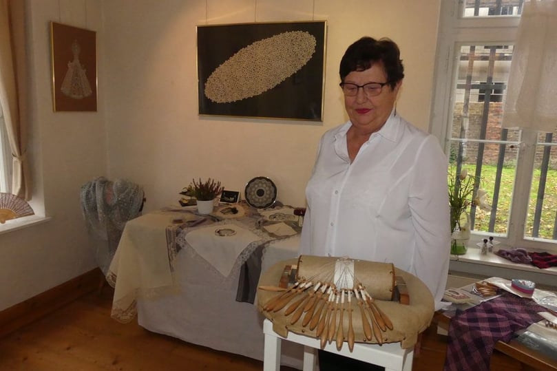 Der Stadtheimatbund zeigt in seiner Torhaus-Galerie die Ausstellung "Klöppeln ist Spitze" mit Arbeiten von Monika Leßmann.