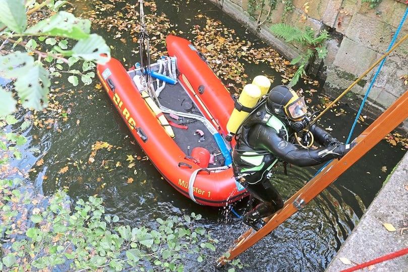 Am Aa-Stauwehr an der Badestraße nahe der Westerholtschen Wiese suchte die Feuerwehr mit Tauchern nach einem vermeintlichen ertrunkenem Kind.