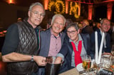 OWL zeigt Herz Spendengala 2022 im Lokschuppen Bielefeld: Karin und Jürgen Dieckmann kaufen bei Klaus J. Behrendt Lose.