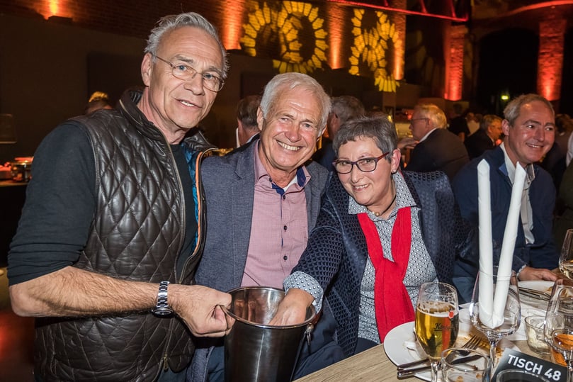 OWL zeigt Herz Spendengala 2022 im Lokschuppen Bielefeld: Karin und Jürgen Dieckmann kaufen bei Klaus J. Behrendt Lose.