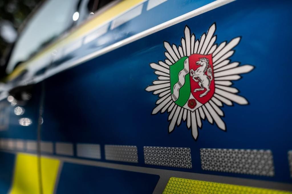 34-Jähriger versucht, Polizistin über Geländer im vierten Stock zu stoßen