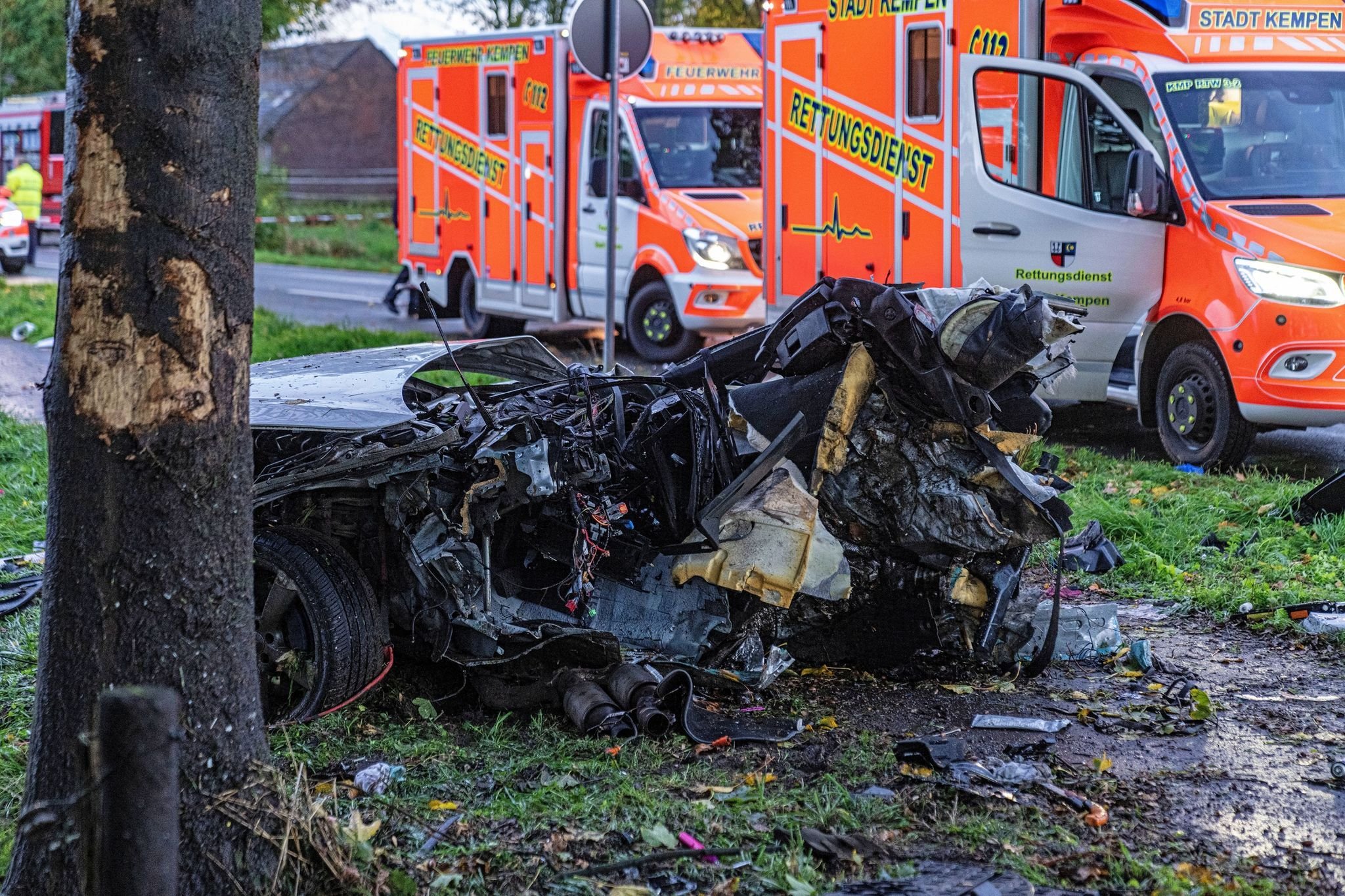 Auto Prallt Gegen Baum - Drei Tote, Darunter Zwei Kinder