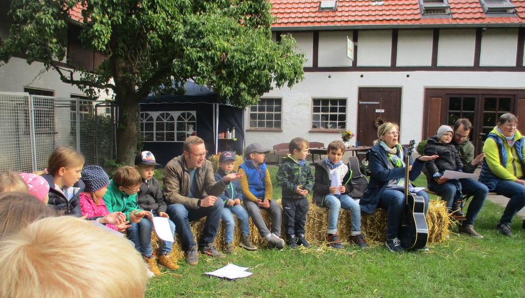 Kinder in Tietelsen feiern Erntedank auf dem Bauernhof