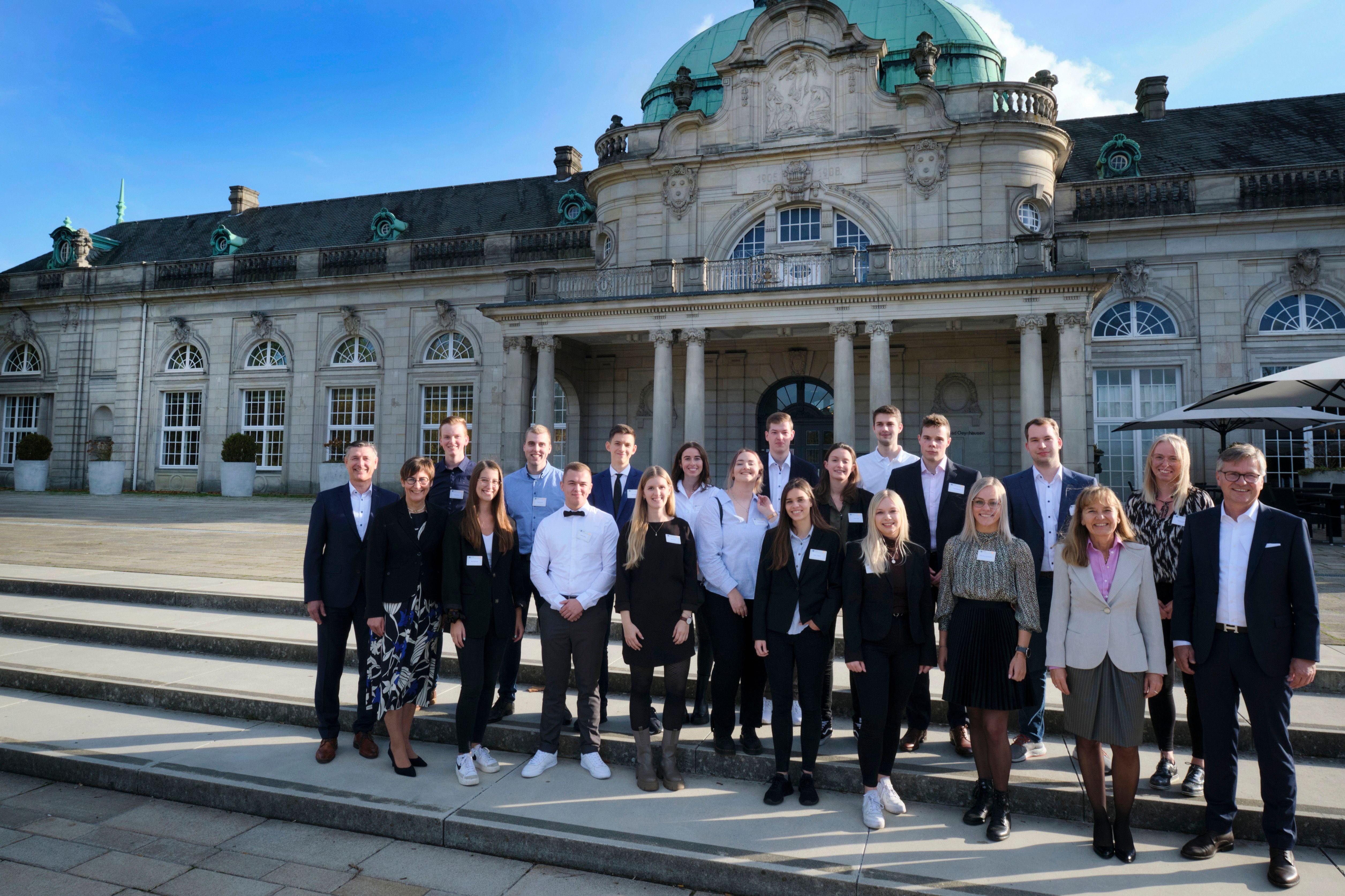 IHK Ehrt Beste Azubis Aus Dem Kreis Paderborn