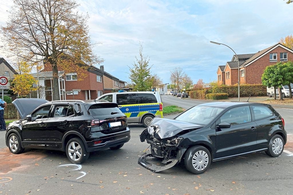 Drei Personen Nach Unfall Leicht Verletzt