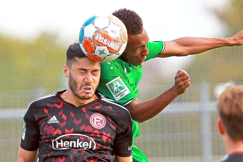 Augen zu und durch: Münsters Henok Teklab liefert sich ein Kopfballduell mit dem Düsseldorfer Mert Göckan.