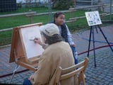 Portrait gefällig? Große und kleine Besucher nutzten die Chance, sich vom Profi zeichnen zu lassen.