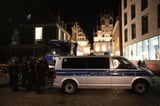 Die Polizei und das Technische Hilfswerk stehen zwischen Domplatz und Rathaus.