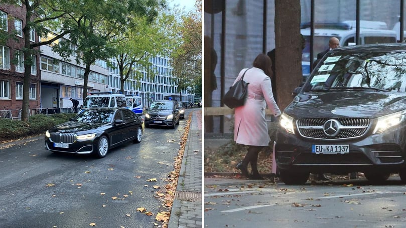 Der Stab der deutschen Außenministerin hat am Morgen das Atlantic-Hotel verlassen und wurde zum Rathaus gebracht.