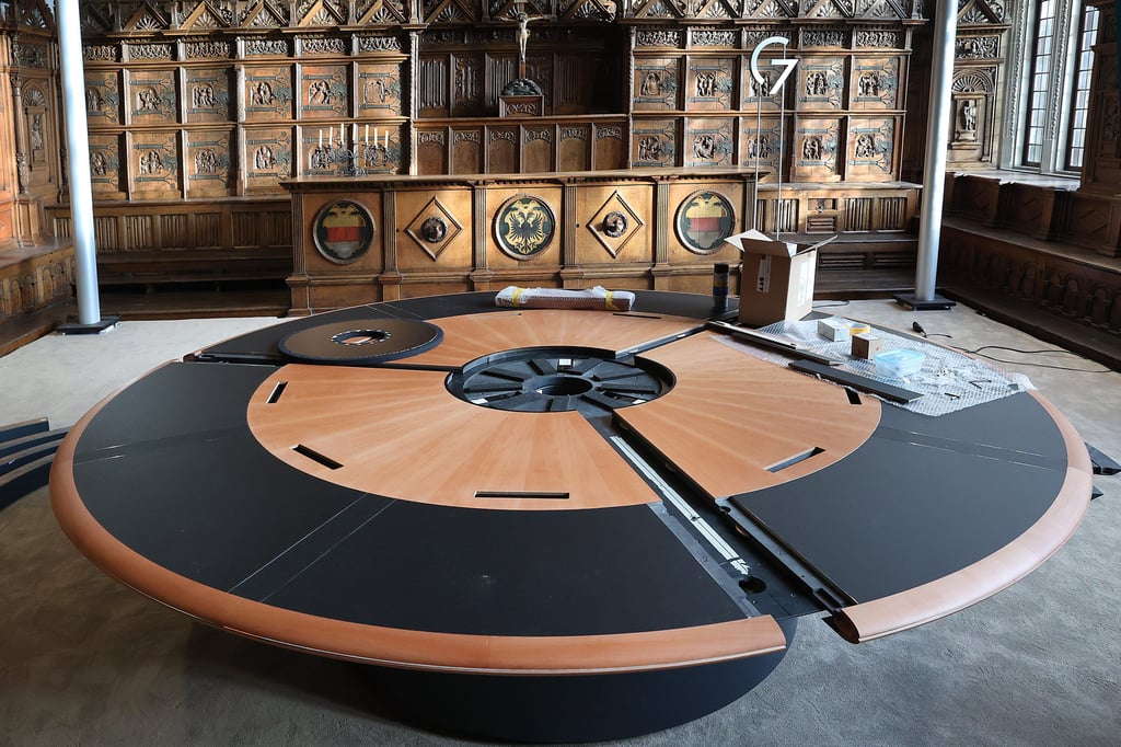 Großes Aufräumen am Tag danach – Kreuz ist wieder im Friedenssaal