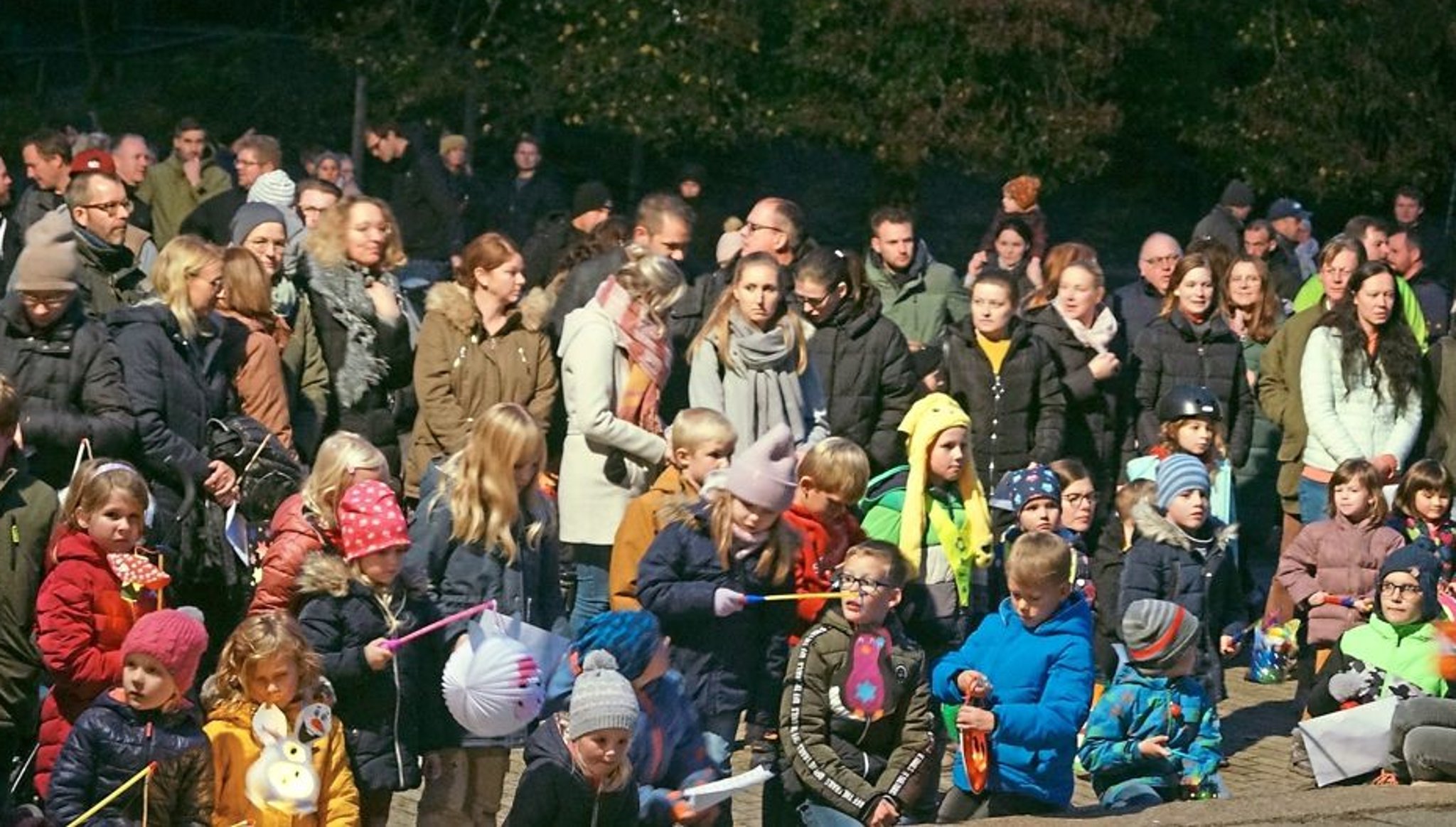 Laternenumzug trägt Licht ins Dorf