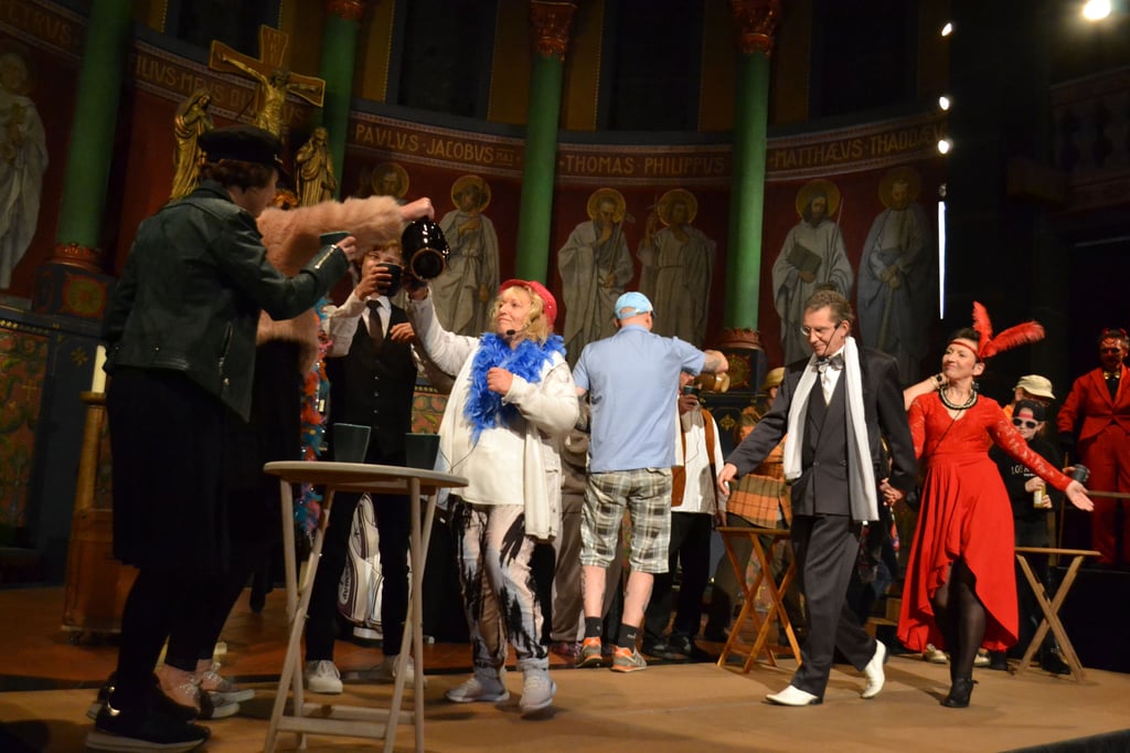 Theatergruppe Reelsen überzeugt bei JedermannPremiere Theatergruppe Reelsen überzeugt bei JedermannPremiere