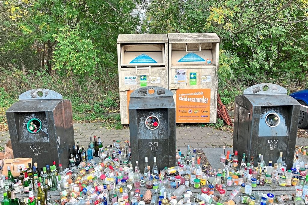 Hunderte Flaschen vor überquellenden Altglascontainern