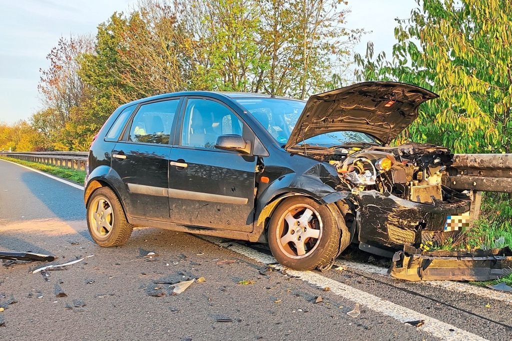 B 54: Drei Personen Schwer Verletzt – Unfallverursacher Flüchtig