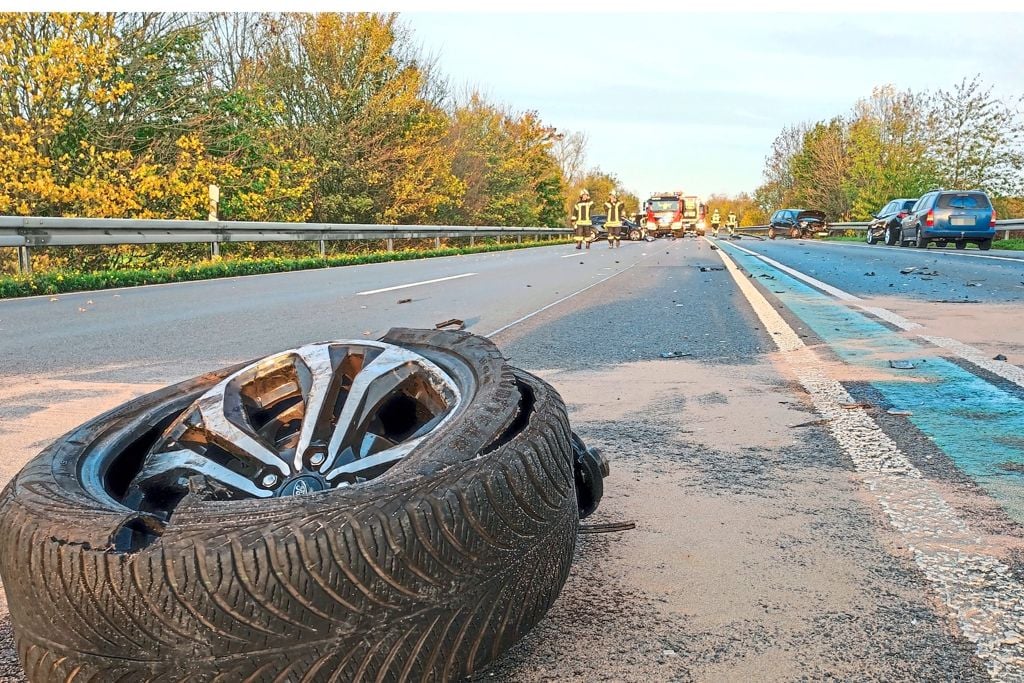 B 54: Drei Personen Schwer Verletzt – Unfallverursacher Flüchtig