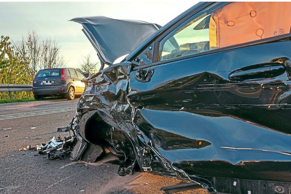 B 54: Drei Personen Schwer Verletzt – Unfallverursacher Flüchtig