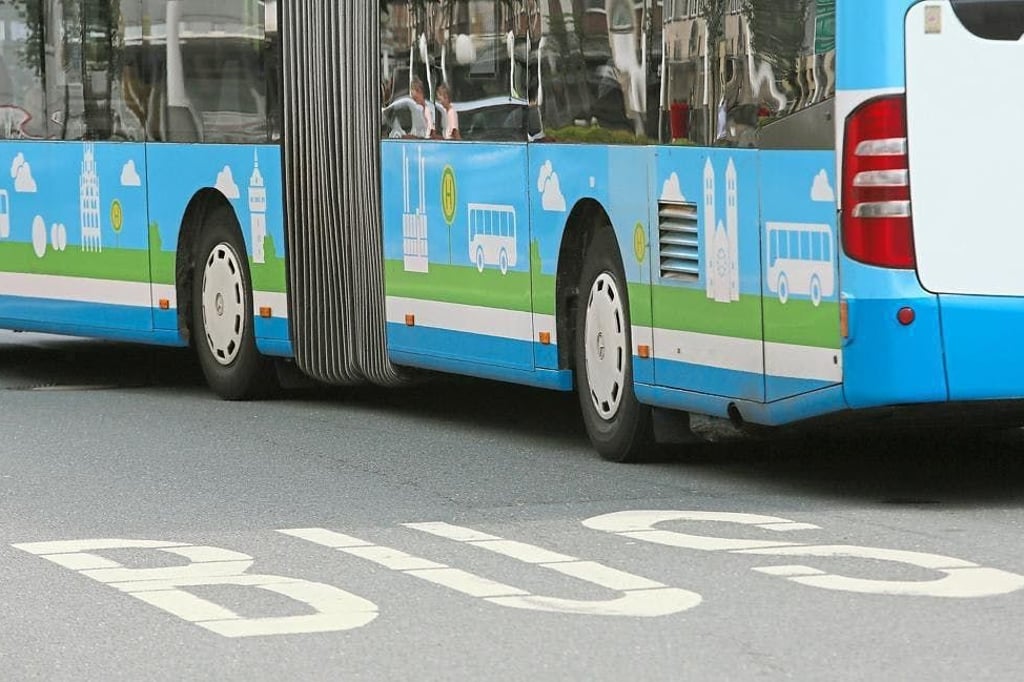 Buslinie 5 fährt Umleitung in Berg Fidel