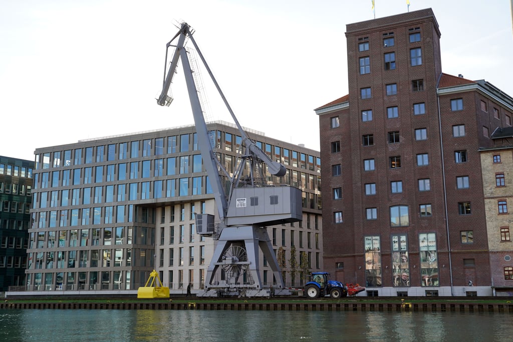 Kran am Hafen hat neue Lackierung bekommen