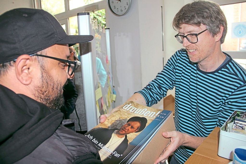 Wie „draußen!“-Verkäufer an ihre Straßenmagazine kommen