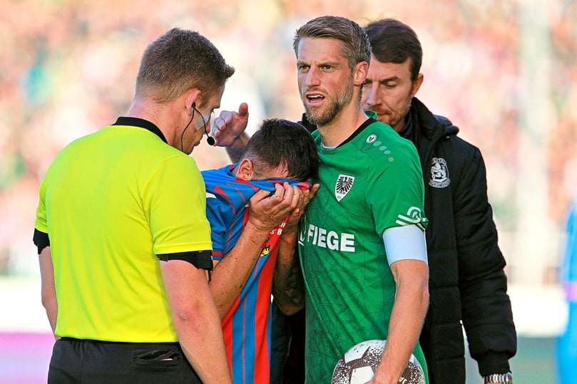Fürsorglich: Preußen-Kapitän Marc Lorenz nimmt den ehemaligen SCP-Spieler und heutigen Wuppertaler Kevin Rodrigues Pires in den Arm.