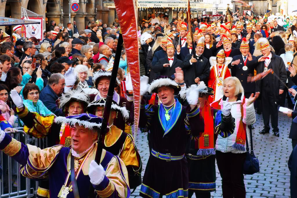 Karnevalsfreunde feiern sonnigen Start in die fünfte Jahreszeit