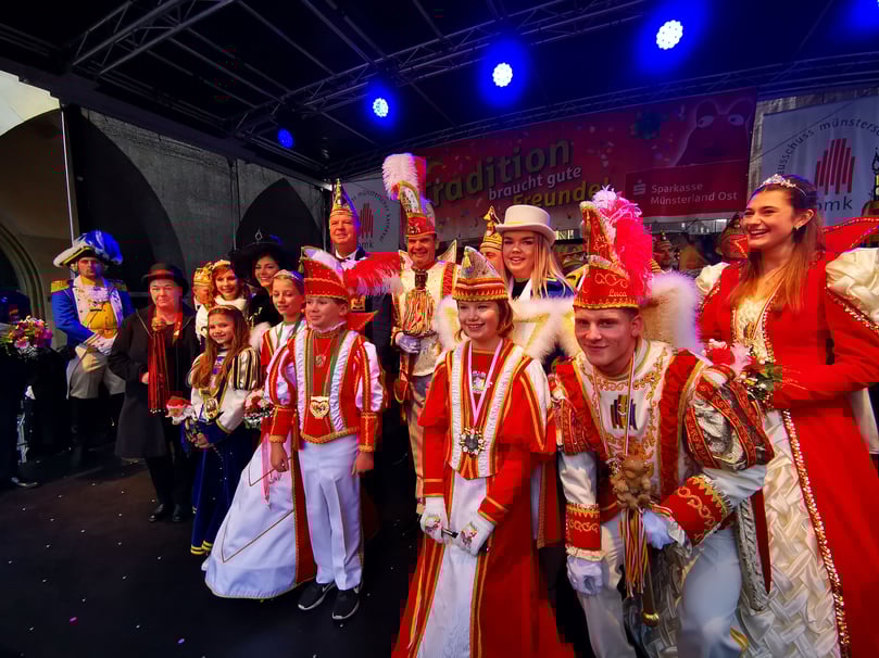 Rund 1111 Karnevalsfreunde und vielleicht noch ein paar mehr feierten am Samstagmittag einen sonnigen Auftakt der fünften Jahreszeit vor der Jeckenbühne auf dem Prinzipalmarkt.