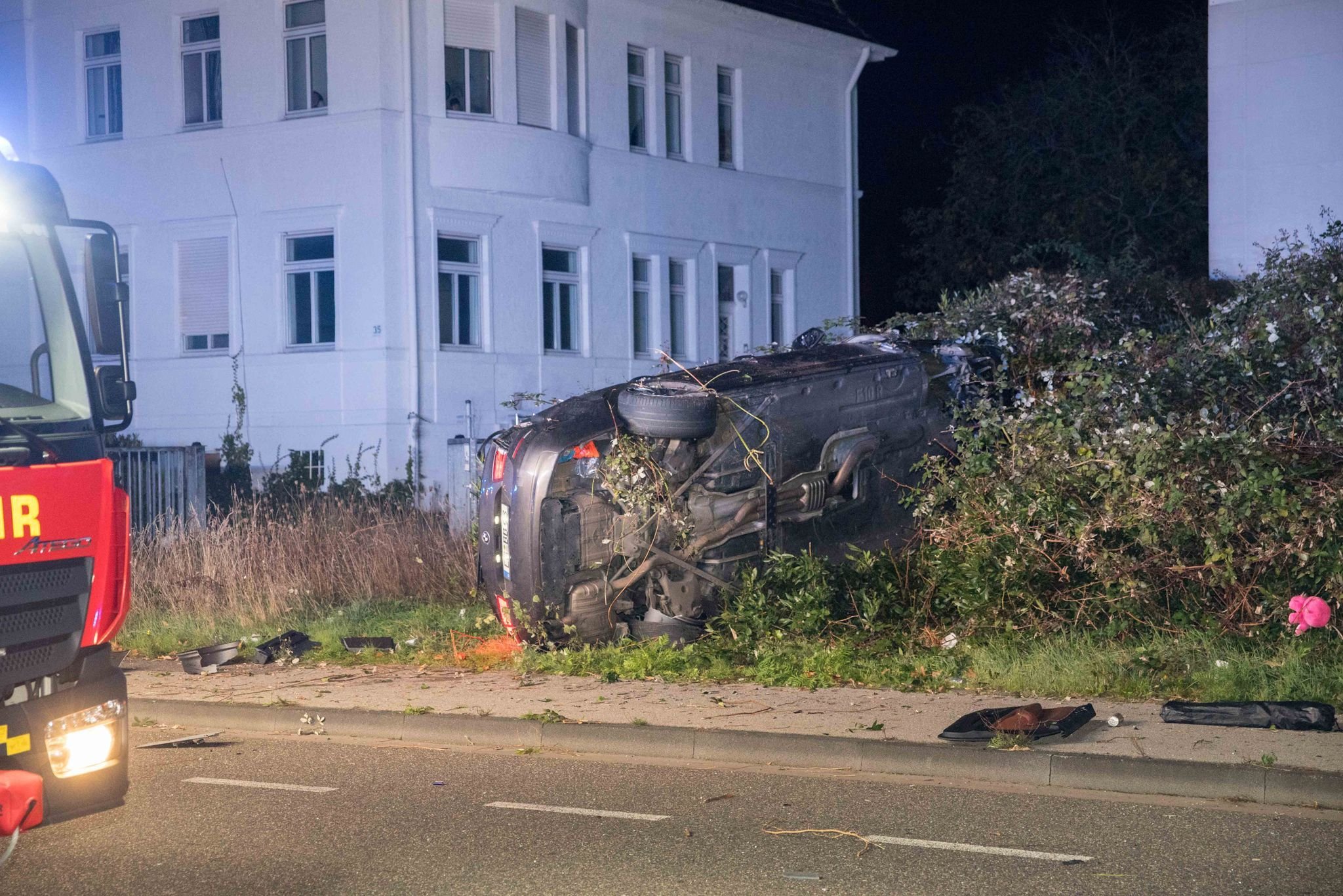 Auto überschlägt Sich: Junger Mann Stirbt