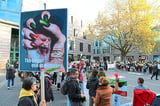 Um ihre Solidarität mit den Protesten in Iran gegen die Führung der Islamischen Republik zu bekunden, versammelten sich am Samstag rund 300 Exil-Iraner, aber auch Deutsche unter dem Motto „Frauen, Leben, Freiheit“ am Stubengassenplatz.