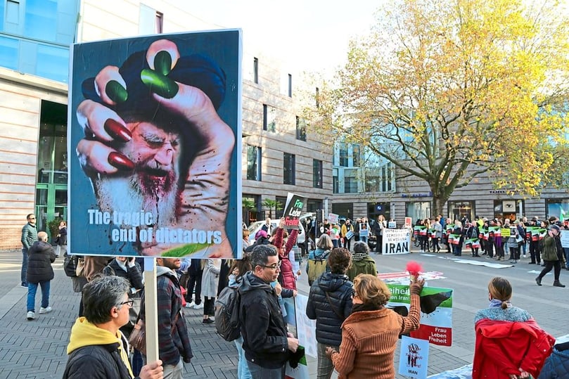 Um ihre Solidarität mit den Protesten in Iran gegen die Führung der Islamischen Republik zu bekunden, versammelten sich am Samstag rund 300 Exil-Iraner, aber auch Deutsche unter dem Motto „Frauen, Leben, Freiheit“ am Stubengassenplatz.