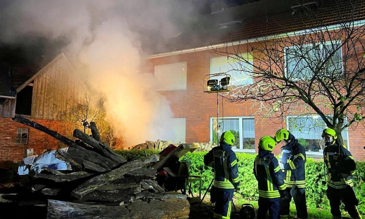 Kellerbrand In Greffen - Feuerwehr Im Einsatz