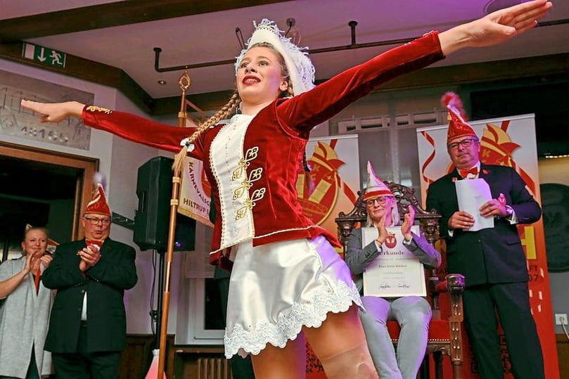 Solomariechen Mara tanzt den Ehrentanz für ihre Mutter, die zur Ehrendame der KGH ernannt wurde.