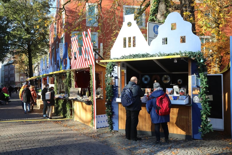X-MS: Der Weihnachtsmarkt auf dem Harsewinkelplatz direkt an der Skulptur „Kirschensäule“ von Thomas Schütte ist ein Markt von Münster für Münster. Das gesamte Angebot ist lokal, regional, nachhaltig und kreativ. Der Markt ist vom 21. November bis 23. Dezember geöffnet.