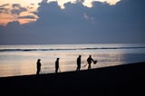 Schon vor Sonnenaufgang wird auf Bali der Strand für den wichtigen Besuch gereinigt. Hier findet für zwei Tage der G20-Gipfel statt.
