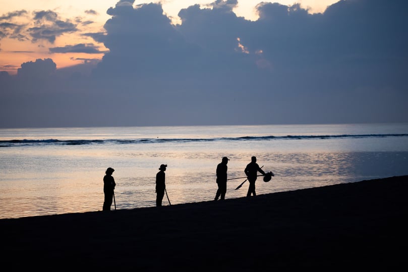 Schon vor Sonnenaufgang wird auf Bali der Strand für den wichtigen Besuch gereinigt. Hier findet für zwei Tage der G20-Gipfel statt.