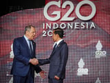Der russische Außenminister Sergej Lawrow, wurde beim G20-Gipfel auf Bali freundlich vom indonesischen Präsidenten Joko Widodo empfangen. Er war einer der letzten Gäste.